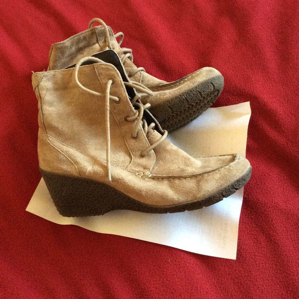 Tan wedge boots with laces. Suede material